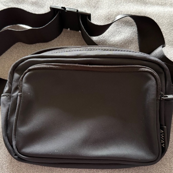 NWOT The Small Everywhere Sling Bag - Black - Picture 2 of 6